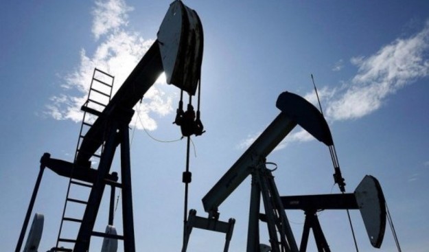 Котировки нефти эталонного сорта Brent упали 14 ноября почти до 65 долларов за баррель.