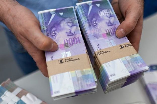 Нацбанк Украины изъял из обращения поддельные банкноты номиналом 1000 швейцарских франков образца 1998 года.