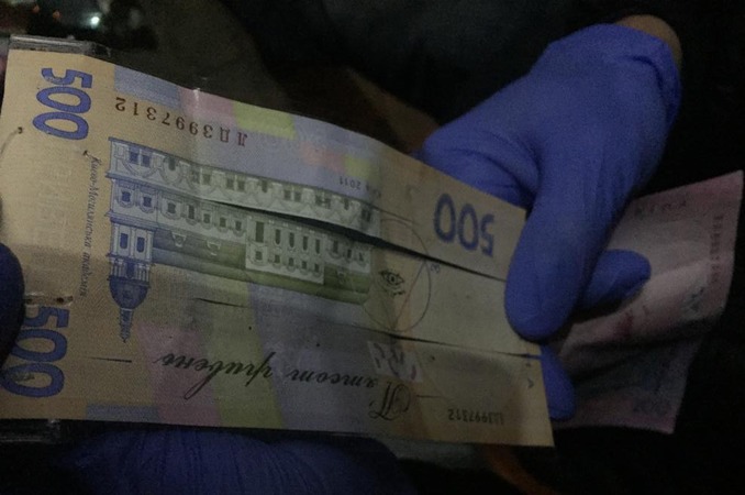 В Харьковской области разоблачили группу злоумышленников, которые путем обмана валидатора банковских терминалов самообслуживания похищали деньги из государственных и частных украинских банков.
