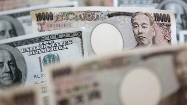 Долар США помірно знижується до більшості світових валют після зростання напередодні, при цьому ієна демонструє ще більше падіння.