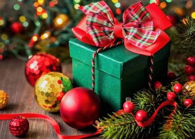 В період з 15 листопада поточного року до 15 січня наступного року звільняються від оподаткування ПДВ операції з продажу виробничими та торговими підприємствами дитячих святкових подарунків, а також квитків на новорічно-різдвяні заходи для дітей.