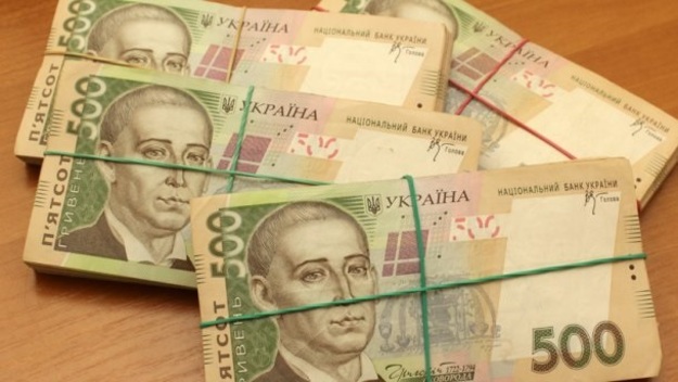 Національний банк підвищив офіційний курс гривні на 13 копійок до 28,39 гривень за долар.