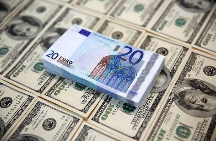 Европейская комиссия работает над внедрением мер, которые помогут увеличить влияние евро вместо американской валюты в сферах особой важности – энергетика, авиация, расчеты за сырье.