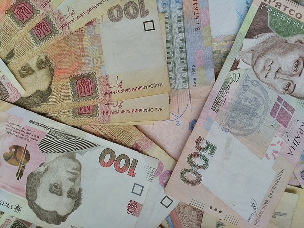 Национальный банк повысил официальный курс гривны на 5 копеек до 27,77 гривен за доллар.