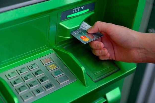 Приватбанк запустил свои банкоматы и терминалы самообслуживания в холлах центральных станций киевского метро «Крещатик», «Театральная» и «Арсенальная».