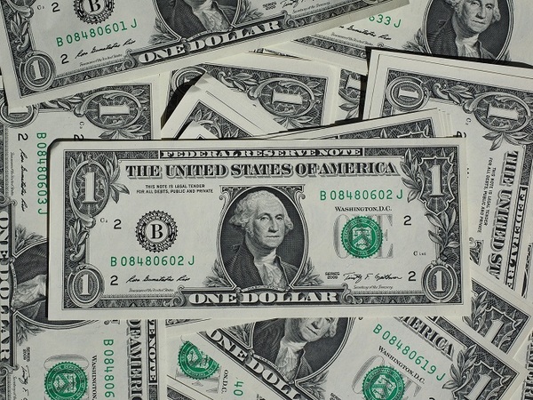 Долар на готівковому валютному ринку подешевшав на 4 копійки в покупці і на 2 копійки в продажу.