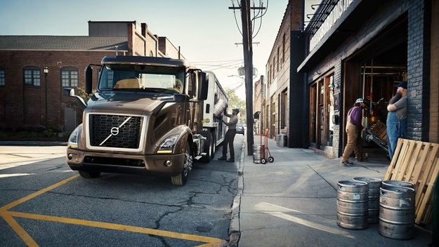 Volvo Trucks оголосила, що в найближчі пару років почне серійний випуск повністю електричного регіонального капотного тягача під назвою Volvo VNR Electric, повідомляє Автоцентр.