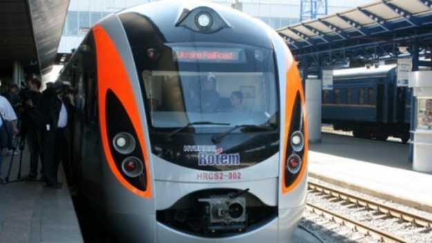 Укрзализныця с 20 декабря 2018 года запустит новый поезд №90/89 Львов — Перемышль — Львов, который будет курсировать в течение следующего года в дни повышенного пассажиропотока.