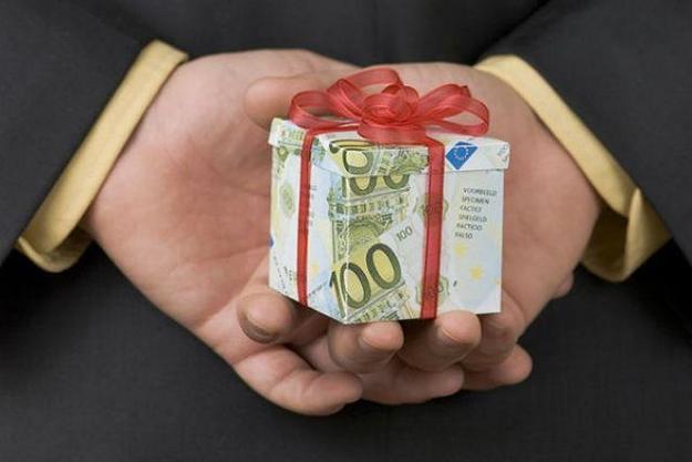 Украинские госслужащие могут получать подарки на сумму до 1920 гривен.