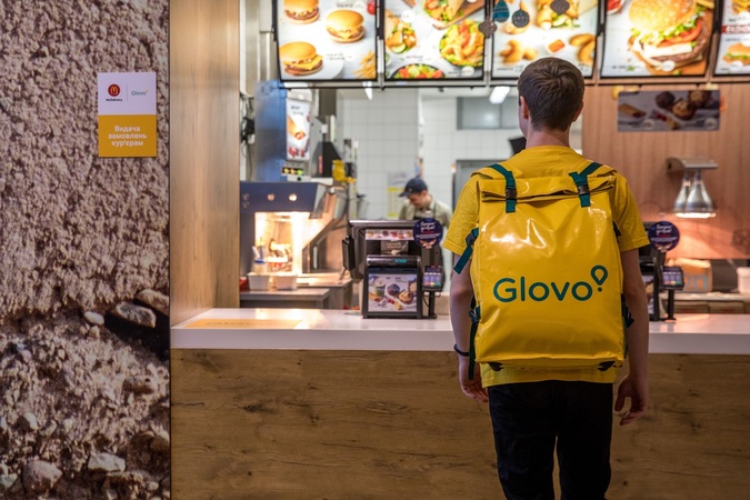 Компания McDonald's совместно с сервисом доставки товаров Glovo запустили в Киеве доставку еды из своих ресторанов.