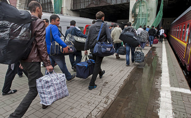 3,2 млн громадян України працюють за кордоном постійно, від 7 до 9 млн — тимчасово.