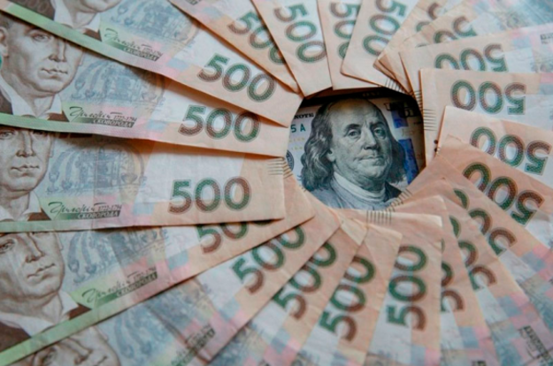 Национальный банк Украины на 29 декабря 2018 года, ослабил официальный курс гривны на 23 копейки — до 27,6883 грн за доллар против 27,45498 грн за доллар в пятницу.