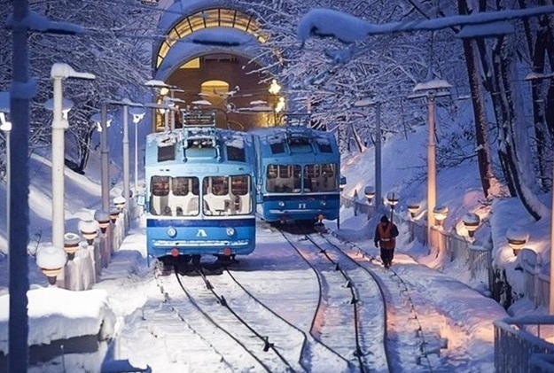 В новогоднюю ночь общественный транспорт в Киеве будет работать на 3 часа дольше, а фуникулер — круглосуточно.
