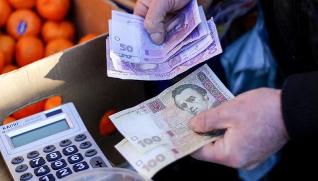 С 1 января 2019 минимальная зарплата в Украине выросла с 3723 грн до 4173 грн в месяц, или до 25,13 грн в почасовом размере.