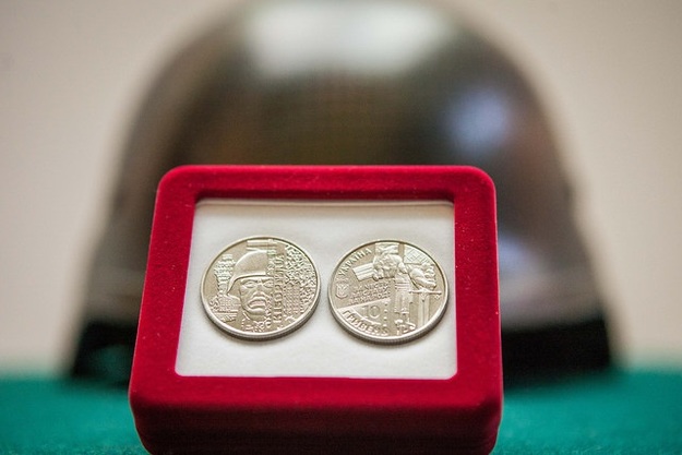З 3 січня 2019 року для попереднього он-лайн замовлення стануть доступними дві пам’ятні монети з нейзильберу, заплановані для введення 17 січня 2019 року, — повідомляють в НБУ.