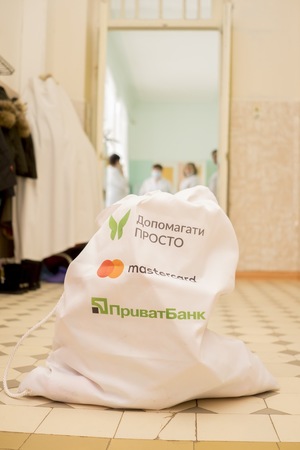 Первый день нового года во всех детских областных больницах Украины маленькие пациенты встретили с подарками и хорошим настроением.