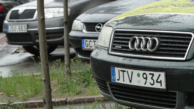 За таможенное оформление автомобилей с иностранной регистрацией украинцы уже уплатили почти 1,6 миллиардов гривен.