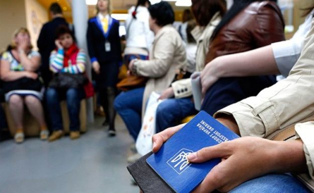 В НБУ надеются, что в 2019 году количество заробитчан, которые выезжают из Украины, не увеличится, а цифры по трудовой миграции останутся на уровне 2018 года.