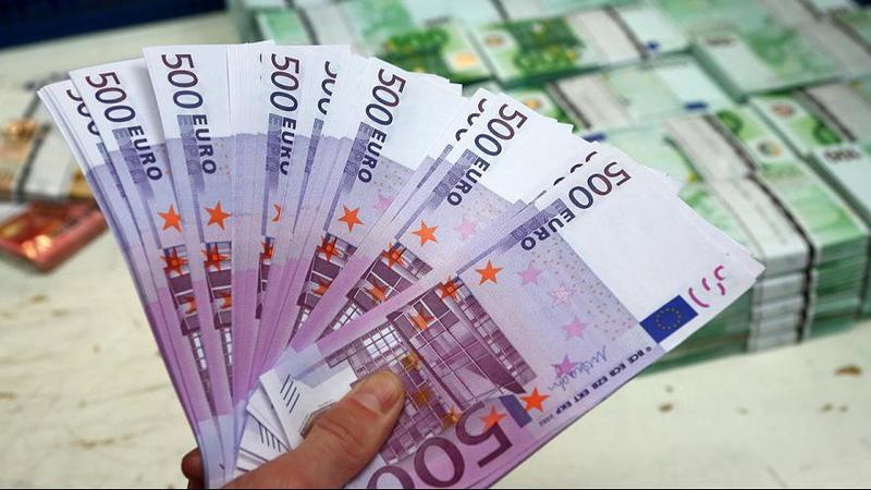Долар і євро за день подешевшали на міжбанку.