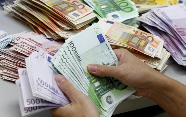 Долар і євро за день подешевшали на міжбанку.