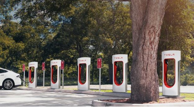 Компанія Tesla різко підвищила вартість зарядки на фірмових станціях Supercharger.
