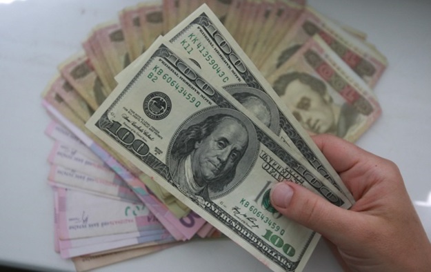 Справочный курс Национального банка на 21 января составляет 27,94 гривен. 18 января справочный курс составил 27,98 гривны за доллар.