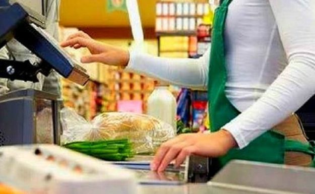 К лету этого года в ряде сетевых супермаркетов страны запустят услугу обналичивания денег с карты любого банка на кассе магазина.