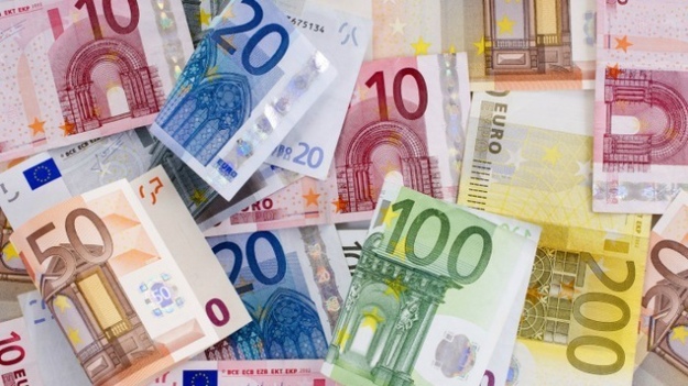 Доллар и евро улучшили позиции на межбанке.