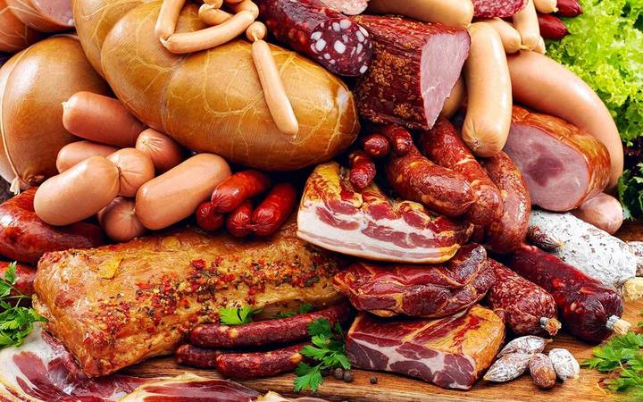 «Мясная корзина», в которую входит по килограмму куриного филе и тушки, свинины, сала, говядины и вареной колбасы первого сорта, подорожала на 11%, или на 57 грн, за 2018 год.