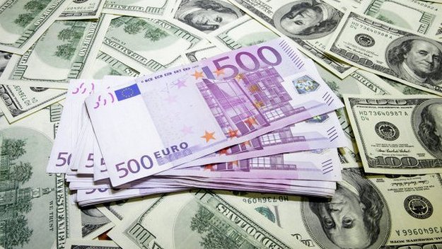 Долар і євро за день знизили позиції на міжбанку.