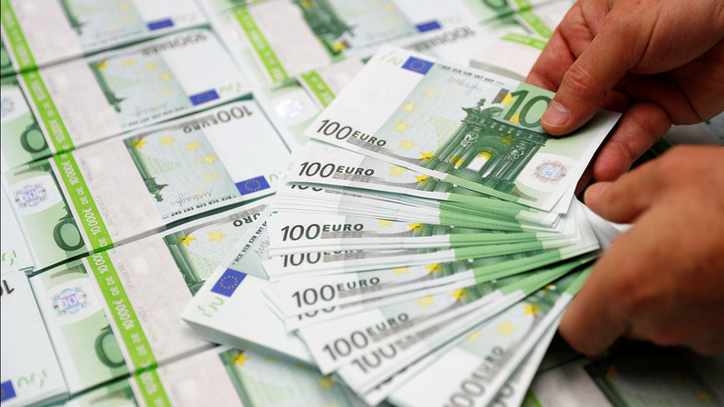 Доллар и евро за день подешевели на межбанке.