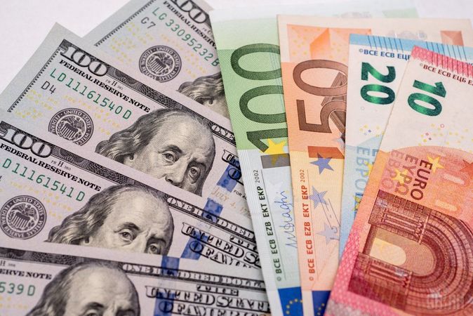 Долар і євро подешевшали на міжбанку.