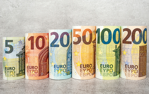 Доллар и евро продолжили дешеветь межбанке.