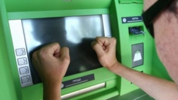 Работники прокуратуры и службы безопасности Приватбанка задержали группу преступников, которые пытались совершить кражу денежных средств из банкомата.