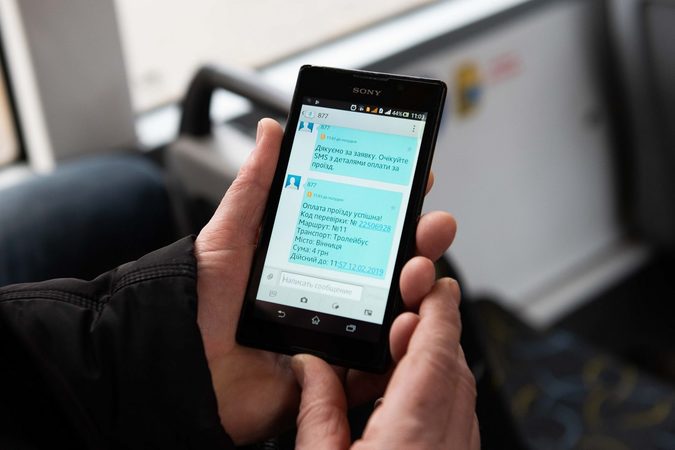 Мобільний оператор Київстар у співпраці з міськрадою Вінниці запустили послугу оплати проїзду в громадському транспорті міста за допомогою SMS.