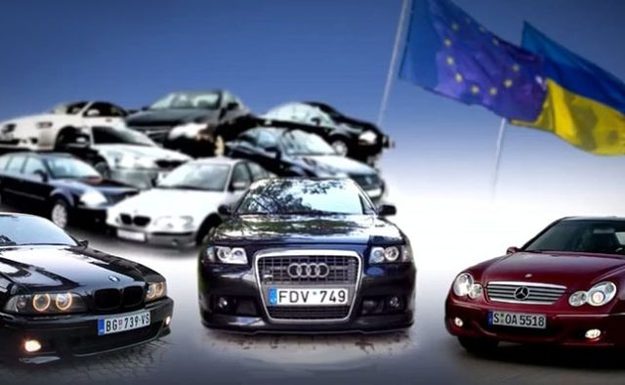 Порошенко призвал владельцев автомобилей с иностранной регистрацией воспользоваться последними днями действия льготного периода для их легализации.