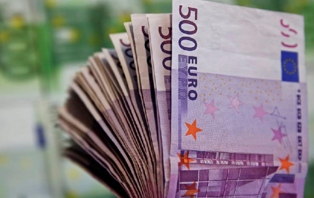 Курс долара і євро на закритті міжбанку знизилися.