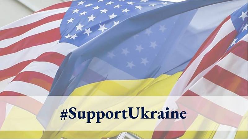 Президент США Дональд Трамп подписал одобренный Конгрессом пакет законодательных актов, который существенно увеличивает помощь Украине на этот год - почти до 700 миллионов долларов.