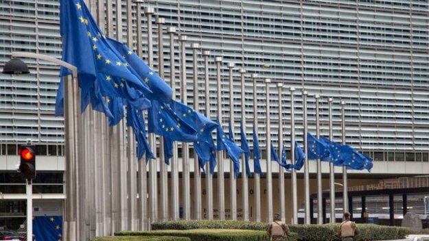 Европарламент проголосовал за новые правила, которые заставят банки сократить сборы за трансграничные платежи в евро между странами ЕС, которые находятся в еврозоне, и остальными.