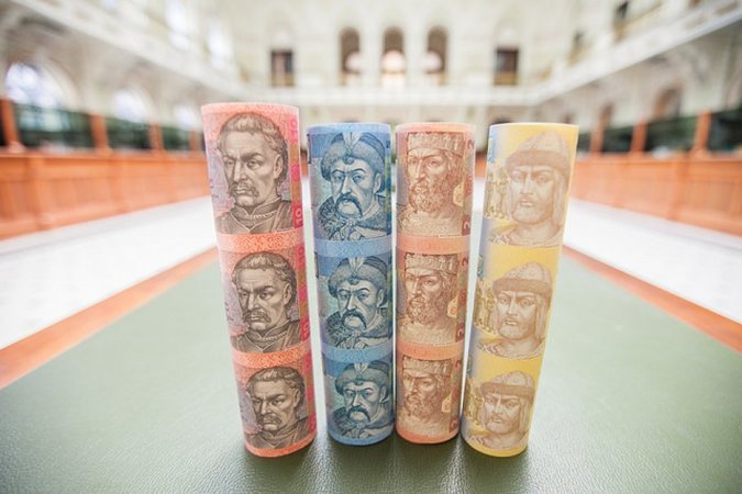 Национальный банк объявил о проведении очередного электронного биржевого аукциона по продаже неразрезанных листов банкнот номиналами 1, 2, 5 и 10 гривен.