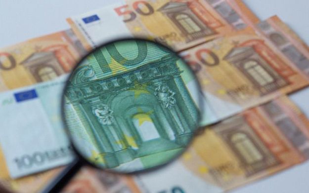 Доллар и евро за день существенно подешевели на межбанке.