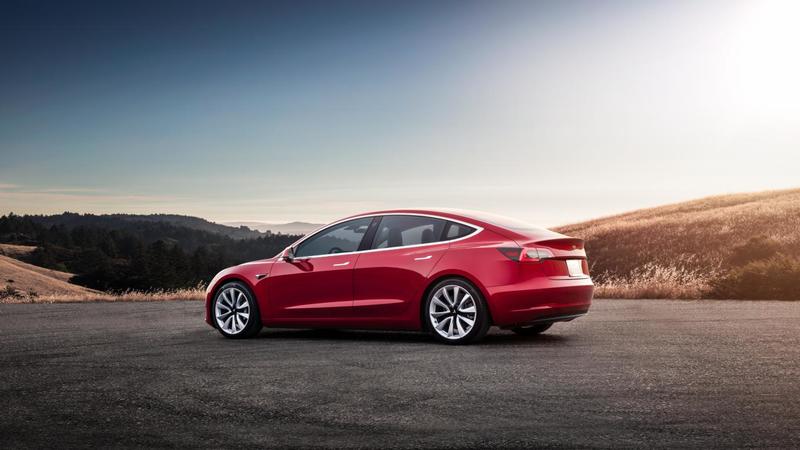 Tesla заявила, що повністю переходить в продажі онлайн, щоб знизити ціну на Model 3 до обіцяних 35 тисяч доларів.