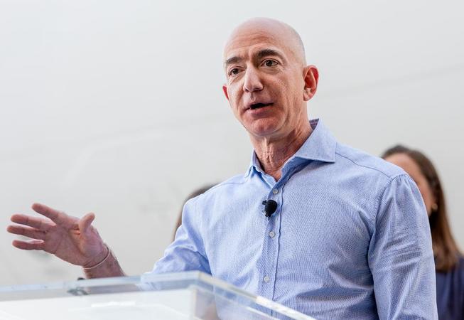 Основатель американской компании Amazon Джефф Безос остался на первой позиции в рейтинге самых богатых людей планеты.