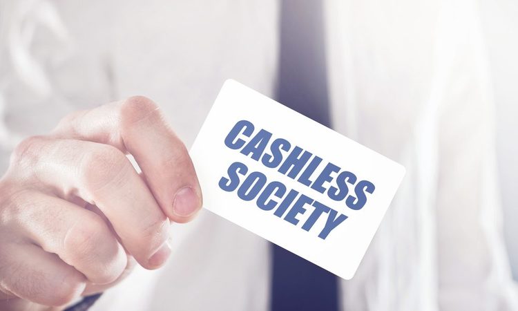 Объем cashless — безналичных платежей — в Украине растет.