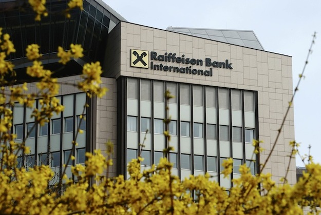 Акции Raiffeisen Bank International снизились сразу на 10% во вторник после того, как стало известно, что инвестфонд Hermitage передал австрийским прокурорам заявление с обвинениями банка в отмывании денег.