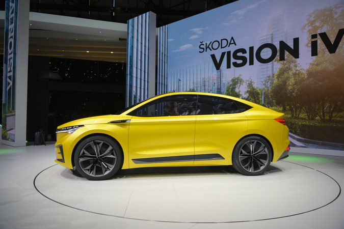 Чешская Skoda показала на Женевском автосалоне свой первый электромобиль - Vision iV.