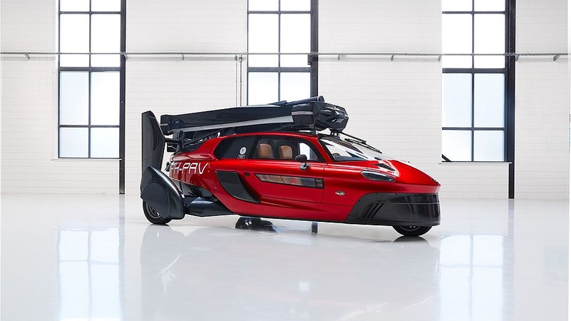 Голландская компания PAL-V представила серийный летающий автомобиль на автосалоне в Женеве.