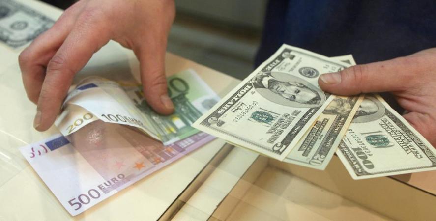 У лютому українці продали готівкової валюти на 63,4 млн дол.
