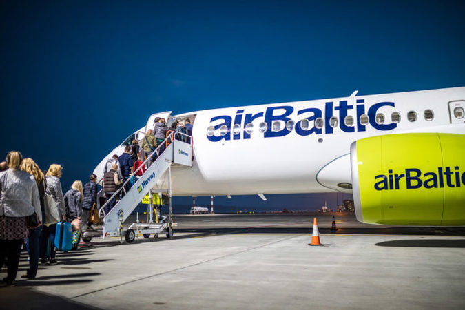 airBaltic змінила порядок провезення ручної поклажі, дозволивши брати з собою на борт літака важчі речі після оплати спеціального збору.