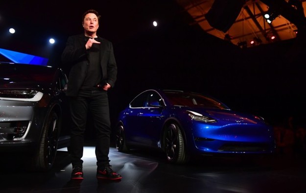 Заснована Ілоном Маском компанія з виробництва електромобілів Tesla офіційно представила новий кросовер Model Y.